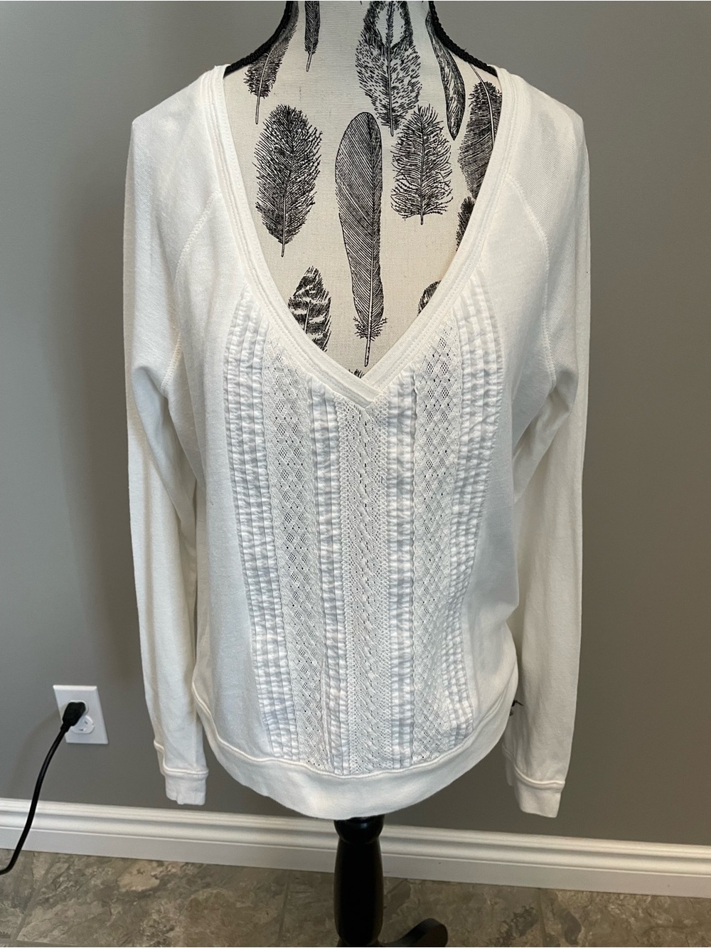 AEROPOSTALE - Ivory Textured V-Neck Sweater